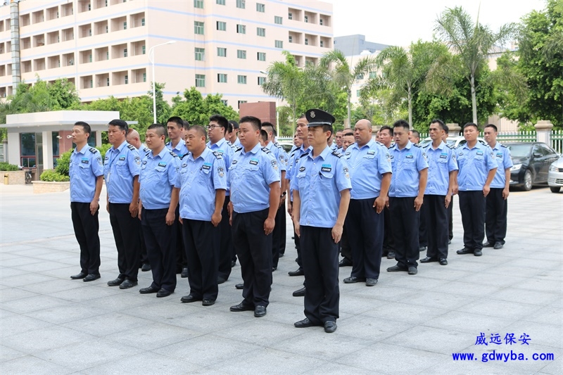 暖心小故事：社區(qū)保安獲業(yè)主捐款表揚(yáng)，獻(xiàn)出愛心的背后