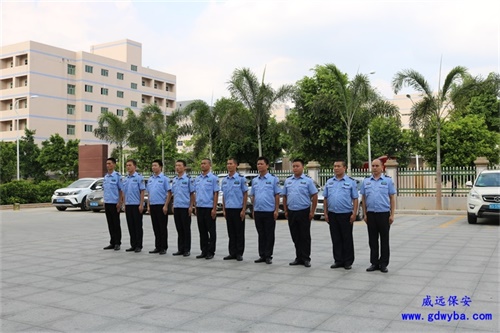 危急！公園內(nèi)游客落水，路過(guò)教師和保安聯(lián)手救援