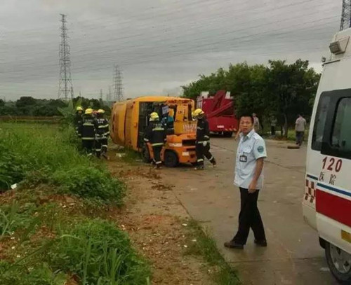 東莞鳳崗保安公司消息，校車(chē)側(cè)翻 一名小學(xué)女生無(wú)辜?xì)屆? /></a></dt>
                                <dd>
                                    <h4>
                                        <a href=